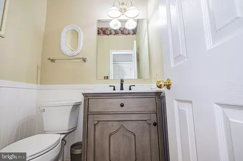 Bath - 17573 Wadell Ct, Hamilton, VA 20158 photo 1 of 5