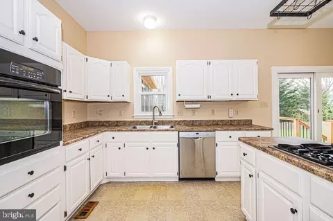 Kitchen - 17573 Wadell Ct, Hamilton, VA 20158 photo 5 of 6