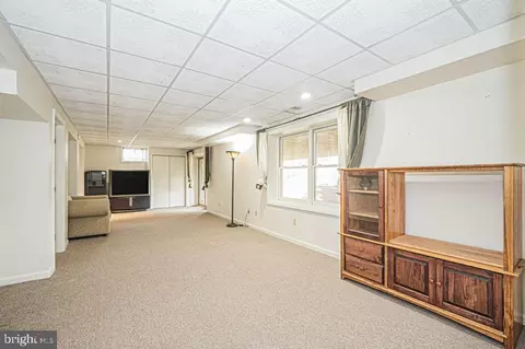 Living - 17573 Wadell Ct, Hamilton, VA 20158 photo 5 of 6