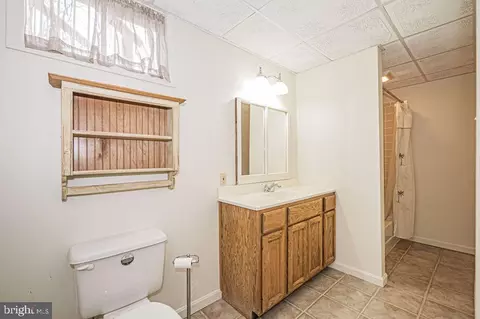 Bath - 17573 Wadell Ct, Hamilton, VA 20158 photo 5 of 5