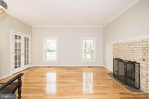 Living - 17573 Wadell Ct, Hamilton, VA 20158 photo 2 of 6
