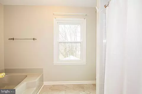 Bath - 17573 Wadell Ct, Hamilton, VA 20158 photo 4 of 5