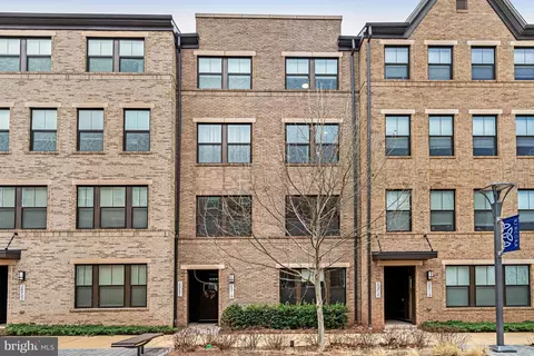 20719 Heron Landing Dr, Sterling, VA 20166