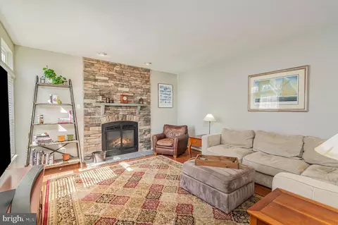 43477 Orson St, Chantilly, VA 20152 photo 3