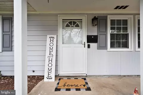 Exterior - 401 W Maple Ave W, Sterling, VA 20164 photo 3 of 11
