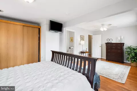 Bedroom - 401 W Maple Ave W, Sterling, VA 20164 photo 3 of 5