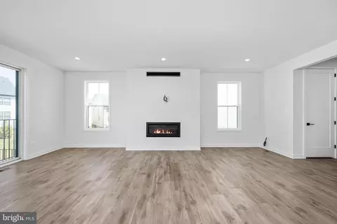 Living - 41550 Walking Meadow Dr, Aldie, VA 20105 photo 2 of 2