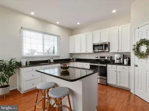 Kitchen - 20270 Glenrobin Ter, Ashburn, VA 20147 photo 2 of 4
