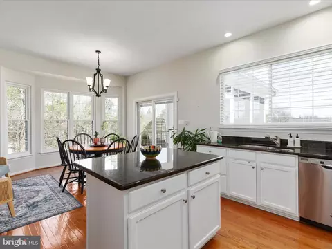 Kitchen - 20270 Glenrobin Ter, Ashburn, VA 20147 photo 3 of 4