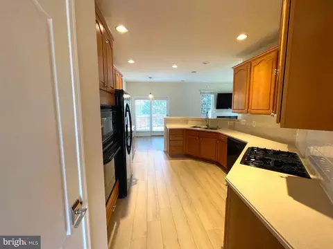 Kitchen - 43706 Hamilton Chapel Ter, Ashburn, VA 20148 photo 4 of 4