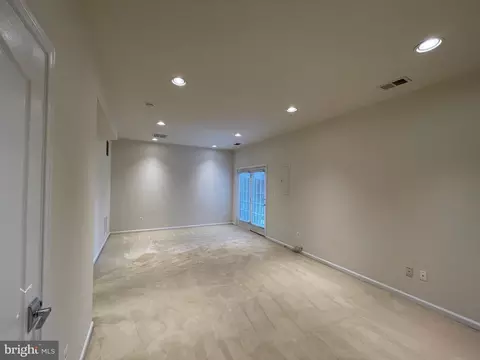 Living - 43706 Hamilton Chapel Ter, Ashburn, VA 20148 photo 6 of 6