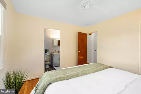 Bedroom - 506 W Maple Ave, Sterling, VA 20164 photo 2 of 5