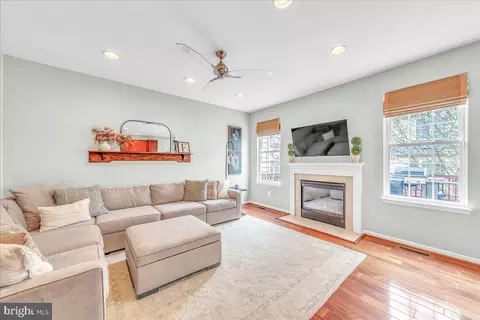 42907 Olander Sq, Chantilly, VA 20152 photo 16