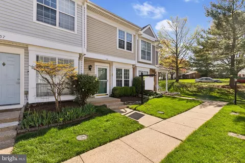 158 Edinburgh Sq, Sterling, VA 20164