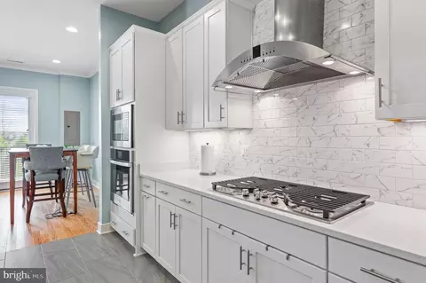 Kitchen - 42791 Macbeth Ter, Ashburn, VA 20148 photo 3 of 3