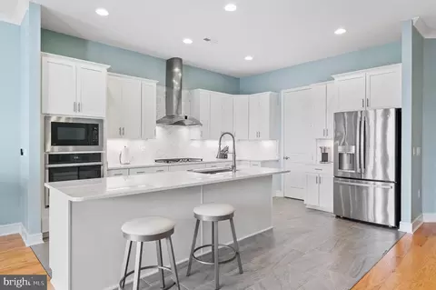 Kitchen - 42791 Macbeth Ter, Ashburn, VA 20148 photo 2 of 3