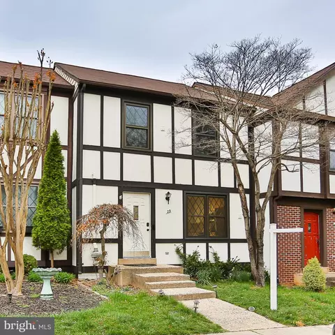 29 Lyndhurst Ct, Sterling, VA 20165
