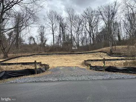 17598 Yatton Rd, Round Hill, VA 20141