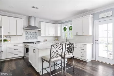 25539 Taylor Crescent Dr, Chantilly, VA 20152