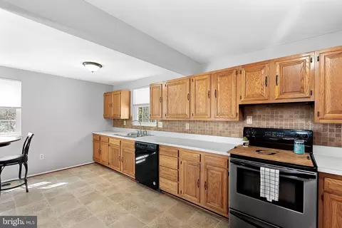 908 E Roanoke Rd E, Sterling, VA 20164 photo 14