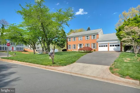 200 Hawkins Ln, Sterling, VA 20165