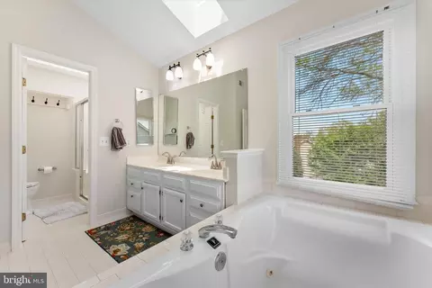 Bath - 43968 Tavern Dr, Ashburn, VA 20147 photo 4 of 9