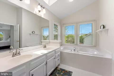 Bath - 43968 Tavern Dr, Ashburn, VA 20147 photo 3 of 9