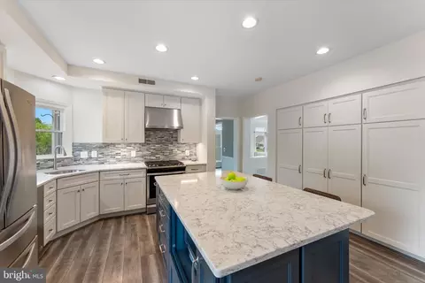 Kitchen - 43968 Tavern Dr, Ashburn, VA 20147 photo 2 of 4