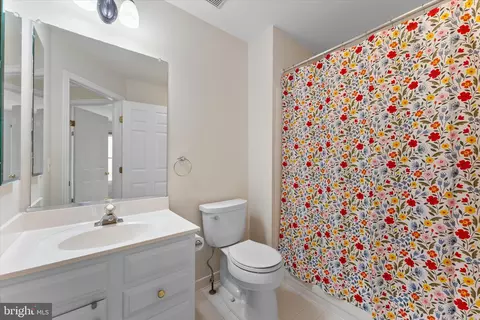 Bath - 43968 Tavern Dr, Ashburn, VA 20147 photo 7 of 9