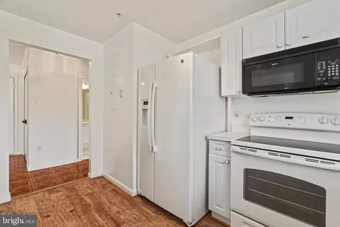 Kitchen - 20605 Cornstalk Ter #201, Ashburn, VA 20147 photo 2 of 2