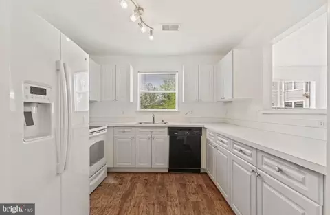 Kitchen - 20605 Cornstalk Ter #201, Ashburn, VA 20147 photo 1 of 2