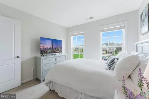 Bedroom - 42467 Patrick Wayne Sq, Ashburn, VA 20148 photo 5 of 6