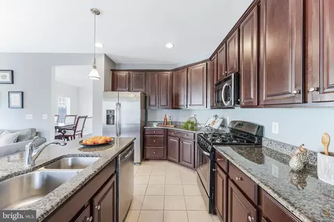 Kitchen - 42467 Patrick Wayne Sq, Ashburn, VA 20148 photo 3 of 5