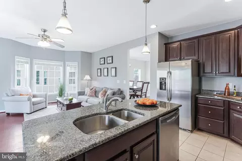 Kitchen - 42467 Patrick Wayne Sq, Ashburn, VA 20148 photo 4 of 5