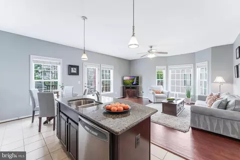 Kitchen - 42467 Patrick Wayne Sq, Ashburn, VA 20148 photo 5 of 5
