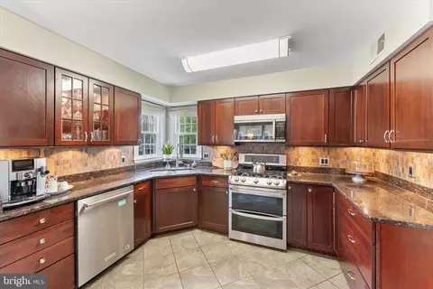 Kitchen - 21047 Barcroft Way, Sterling, VA 20164 photo 2 of 3