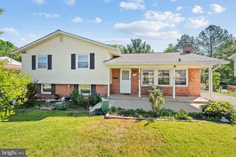810 W Maple Ave, Sterling, VA 20164