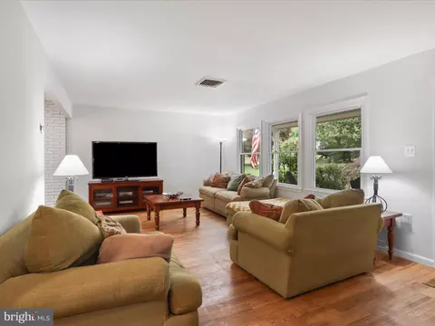 Living - 800 Williamsburg Rd, Sterling, VA 20164 photo 1 of 5