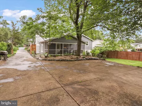 Exterior - 800 Williamsburg Rd, Sterling, VA 20164 photo 6 of 8