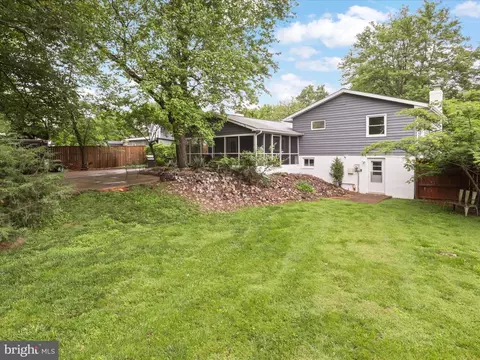 Exterior - 800 Williamsburg Rd, Sterling, VA 20164 photo 7 of 8