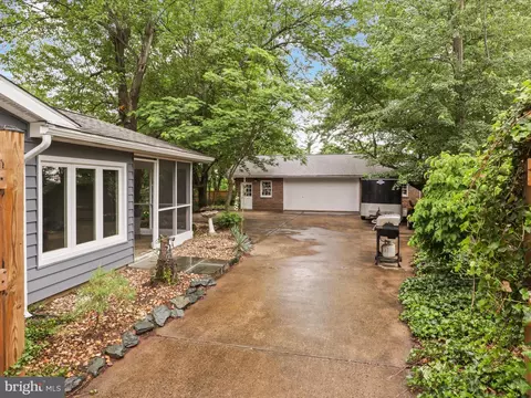 Exterior - 800 Williamsburg Rd, Sterling, VA 20164 photo 5 of 8