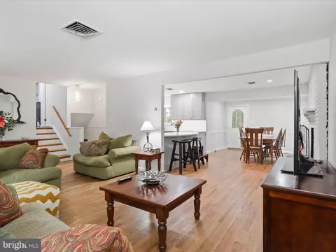 Living - 800 Williamsburg Rd, Sterling, VA 20164 photo 3 of 5