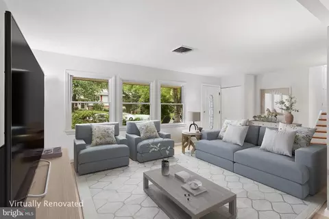 Living - 800 Williamsburg Rd, Sterling, VA 20164 photo 2 of 5