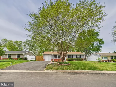 1017 S Ironwood Rd, Sterling, VA 20164