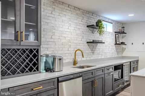 Kitchen - 42883 Chatelain, Brambleton, VA 20148 photo 8 of 11