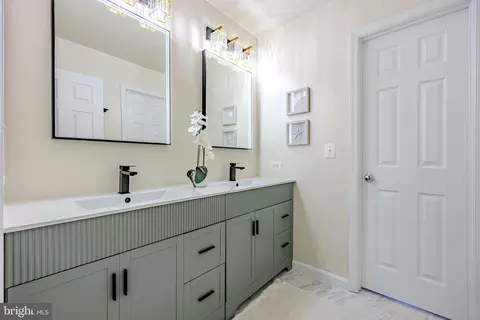 Bath - 42883 Chatelain, Brambleton, VA 20148 photo 7 of 11