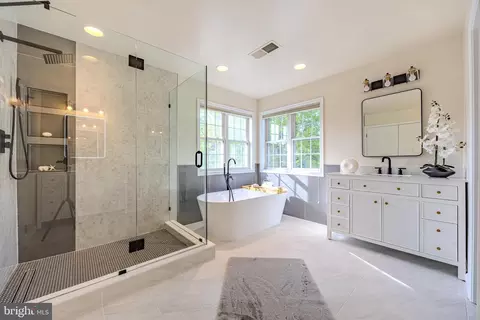 Bath - 42883 Chatelain, Brambleton, VA 20148 photo 2 of 11