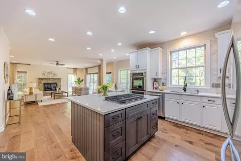 Kitchen - 42883 Chatelain, Brambleton, VA 20148 photo 6 of 11