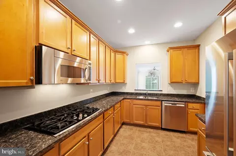 Kitchen - 20449 Rosses Point Ct, Ashburn, VA 20147 photo 4 of 5