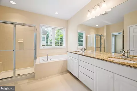 Bath - 20449 Rosses Point Ct, Ashburn, VA 20147 photo 2 of 3